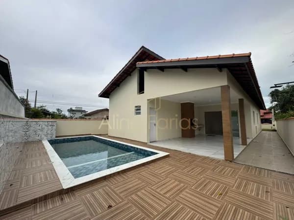 Casa com piscina e área gourmet completa à venda em Peruíbe