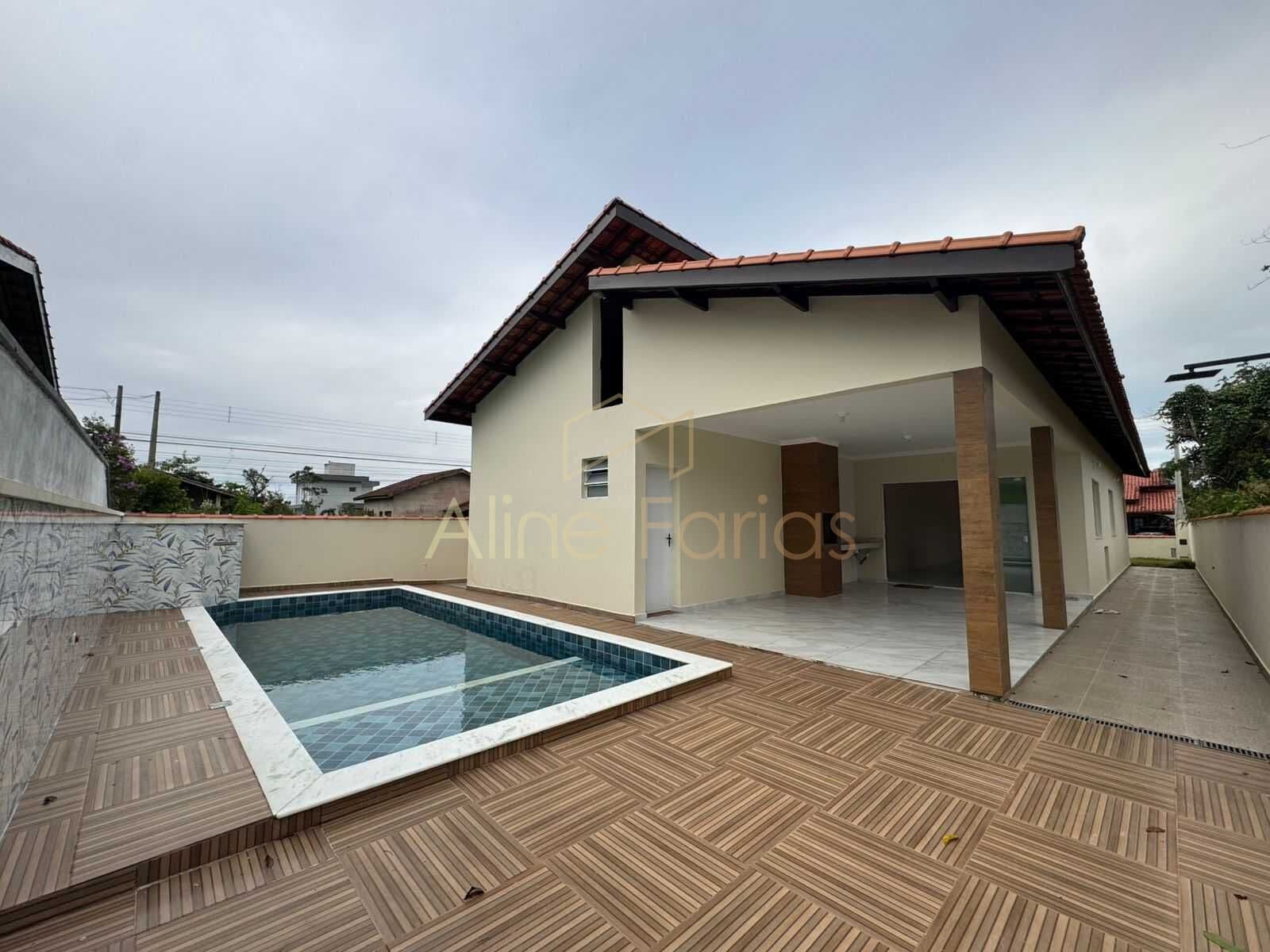 Casa com piscina e área gourmet completa à venda em Peruíbe