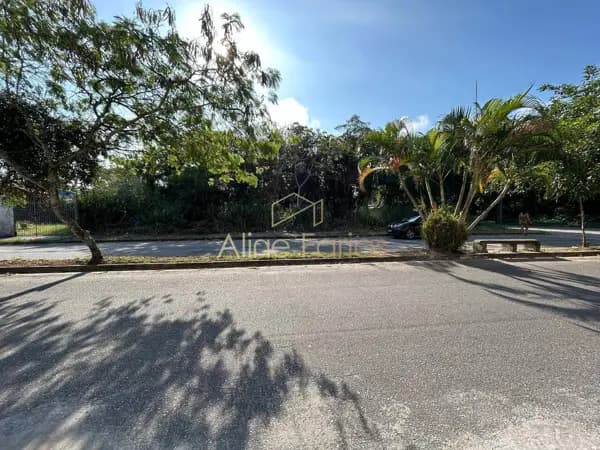Terreno de esquina com 380 m² a 400 metros da praia à venda em Itanhaém