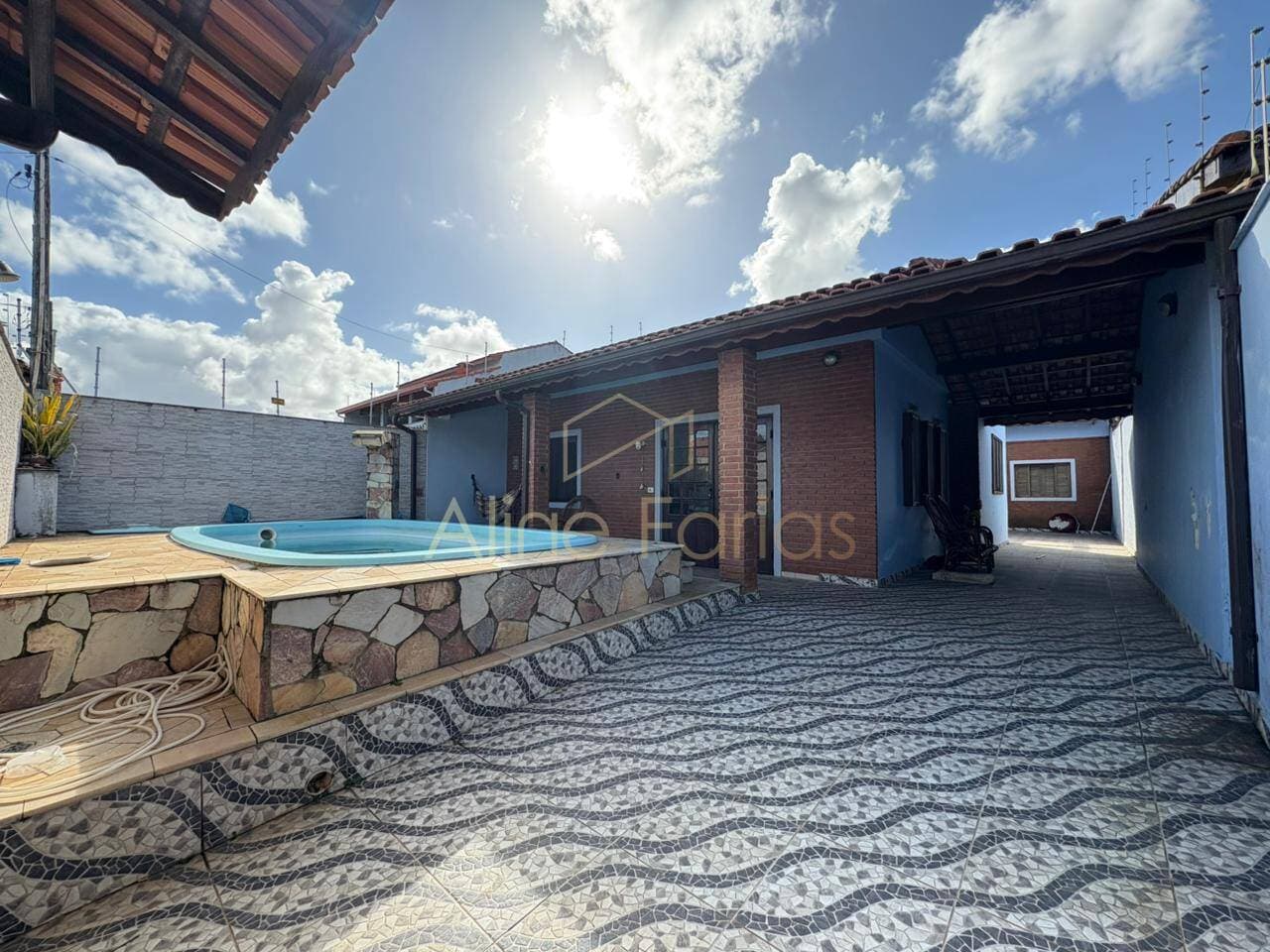 Casa térrea com edícula completa, piscina e 750m da praia em localização privilegiada à venda em Peruíbe