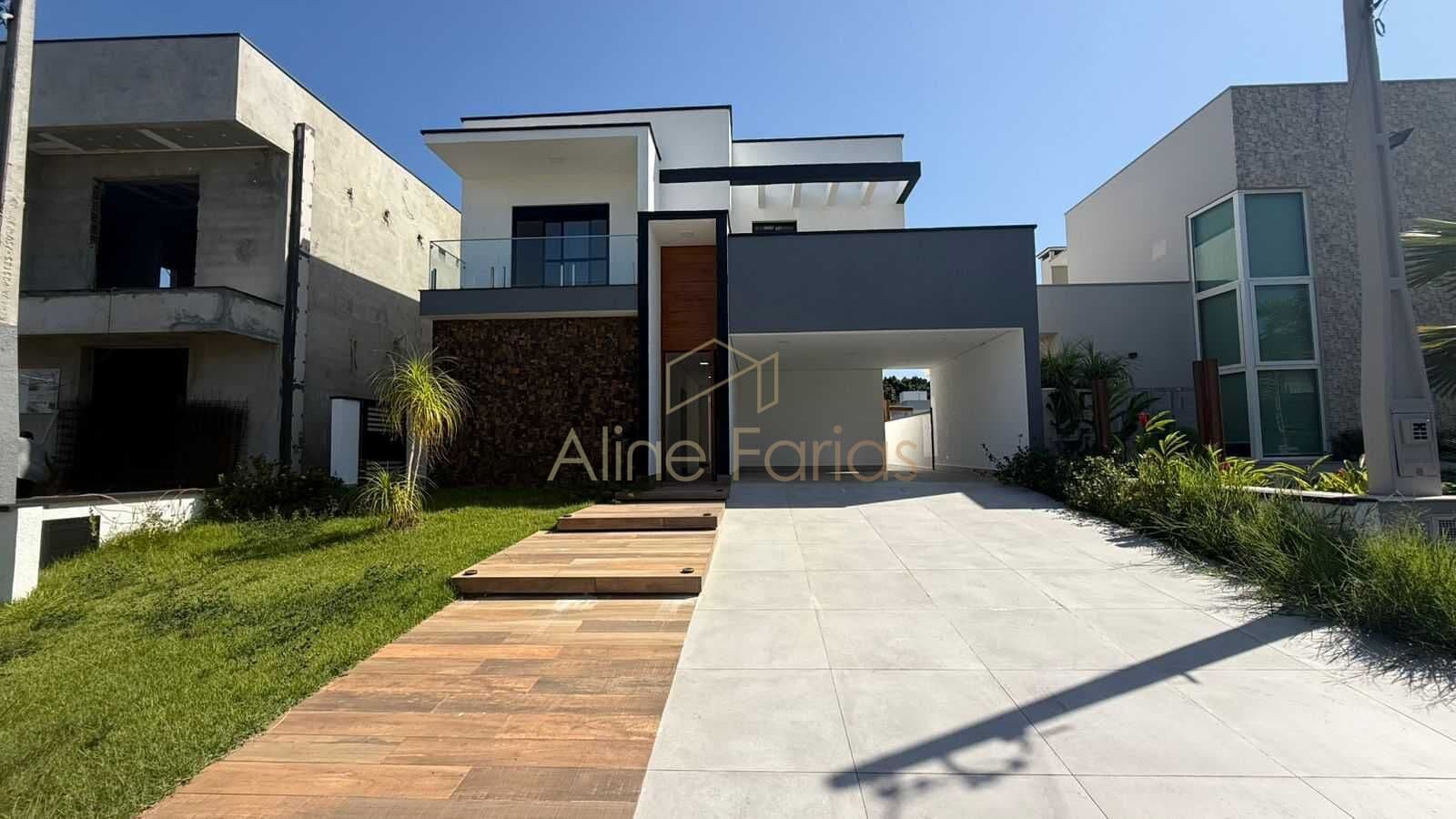 Casa com pé-direito alto, arquitetura imponente e área de lazer completa à venda em Peruíbe
