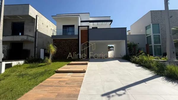 Casa com pé-direito alto, arquitetura imponente e área de lazer completa à venda em Peruíbe