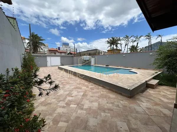 Sobrado próximo ao mar à venda em Peruíbe