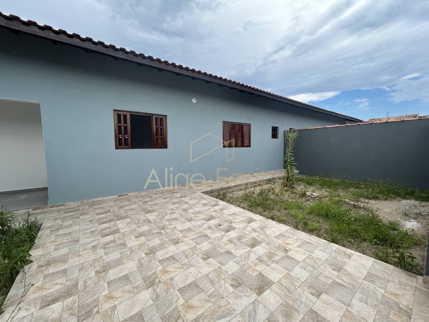 Casa com terreno generoso e ótimo custo-benefício á venda em Peruíbe