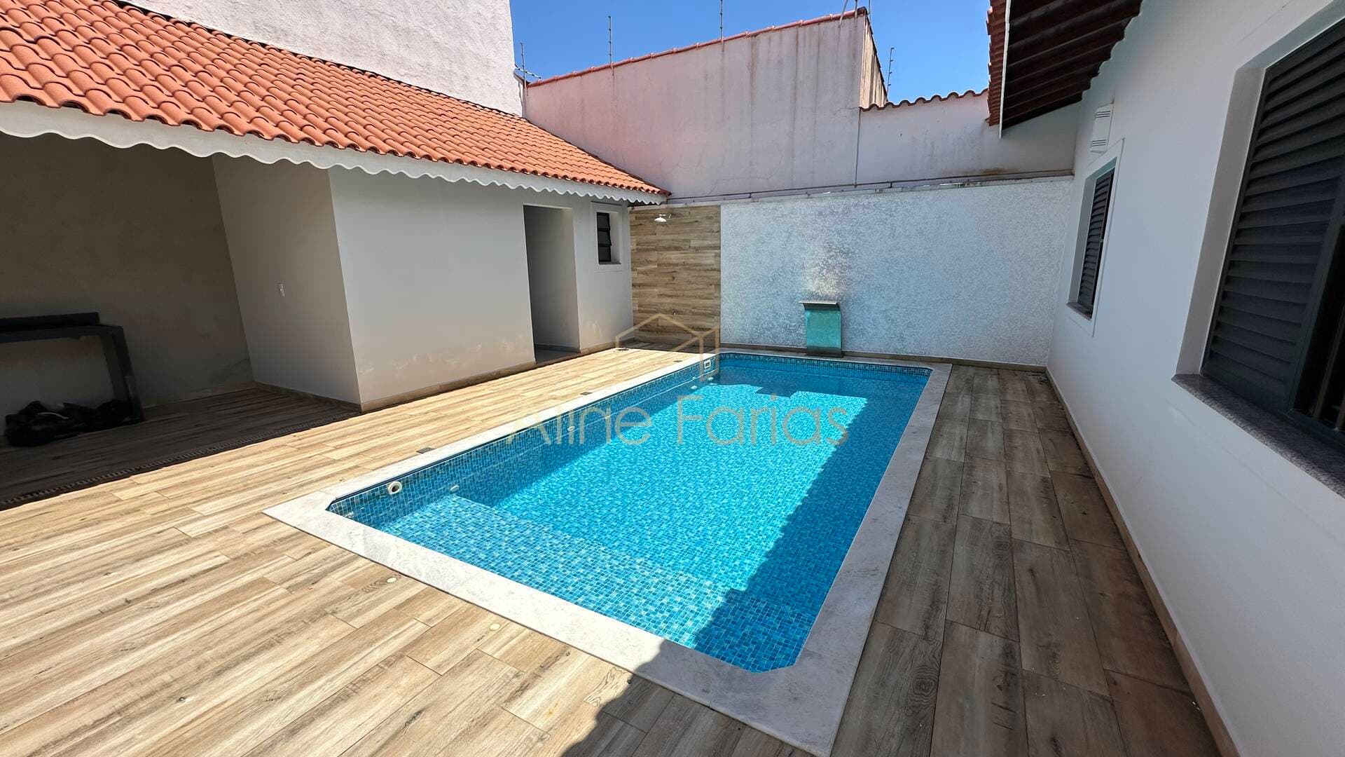 Casa moderna com piscina e espaço gourmet à venda em Peruíbe