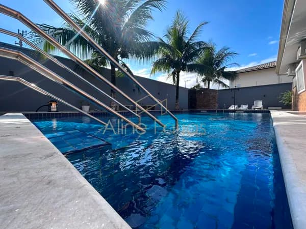Casa de alto padrão com piscina, espaço gourmet e ampla área de lazer à venda em Peruíbe