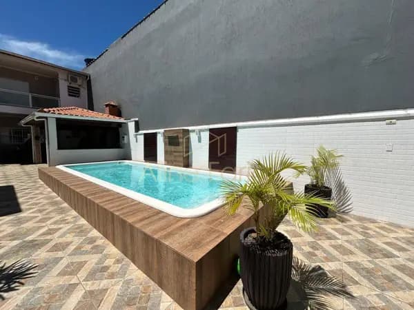 Sobrado com 4 dormitórios e piscina à venda em Itanhaém
