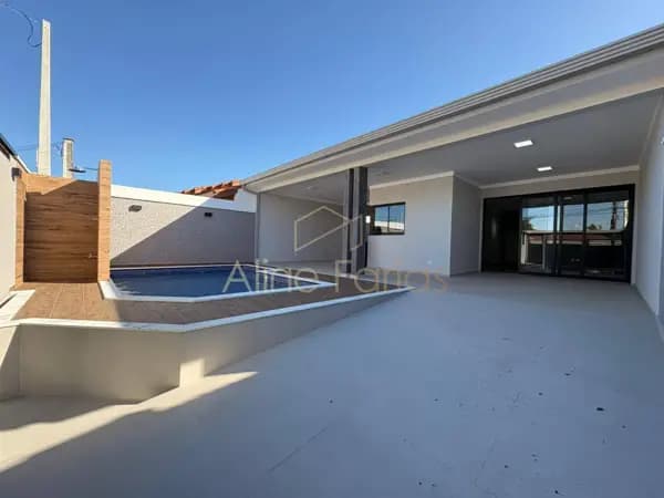 Casa ampla e aconchegante com piscina e espaço gourmet completo à venda em Peruíbe