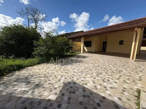 Casa térrea com edícula completa, 4 vagas, churrasqueira e espaço para piscina à venda em Peruíbe