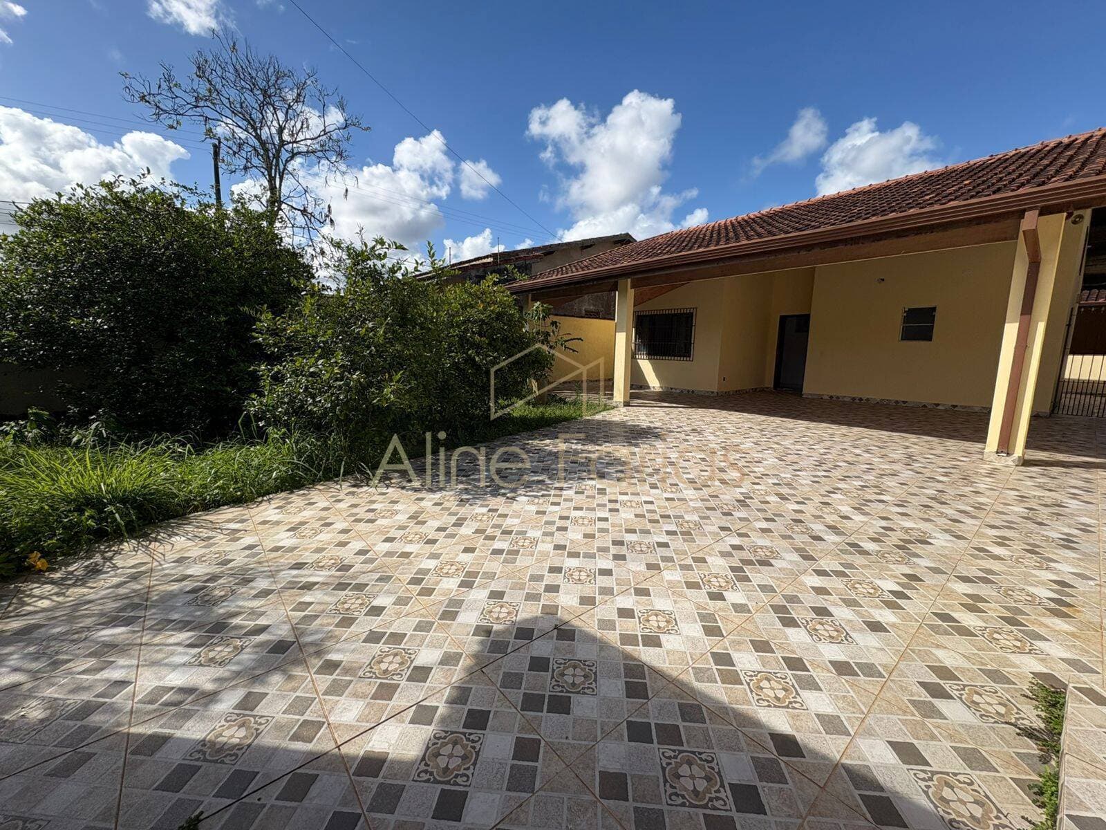 Casa térrea com edícula completa, 4 vagas, churrasqueira e espaço para piscina à venda em Peruíbe