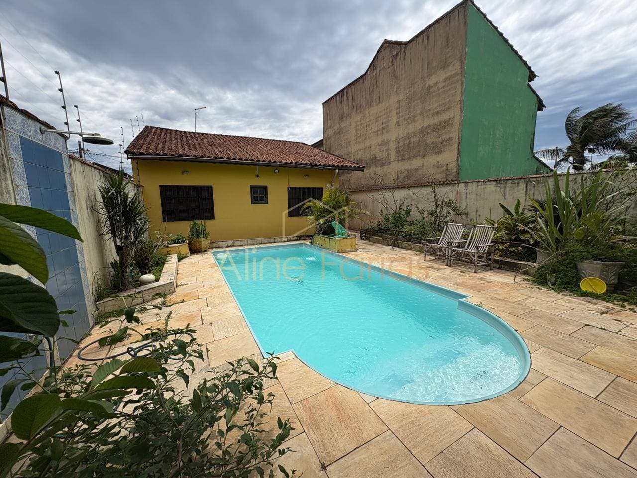 Casa de esquina a 1 quadra da praia com piscina, jardim e excelente espaço externo à venda em Itanhaém
