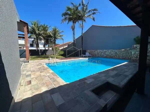 Casa com 3 suítes, varanda e piscina à venda em Peruíbe