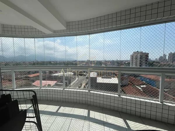 Apartamento à venda com varanda contínua a 200 metros do mar em Praia Grande