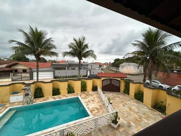 Sobrado alto padrão com mezanino e piscina a 200 metros do mar à venda em Peruíbe