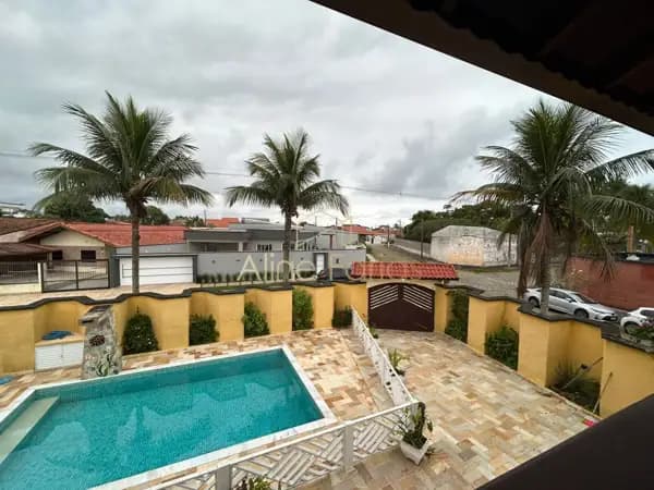 Sobrado alto padrão com mezanino e piscina a 200 metros do mar à venda em Peruíbe