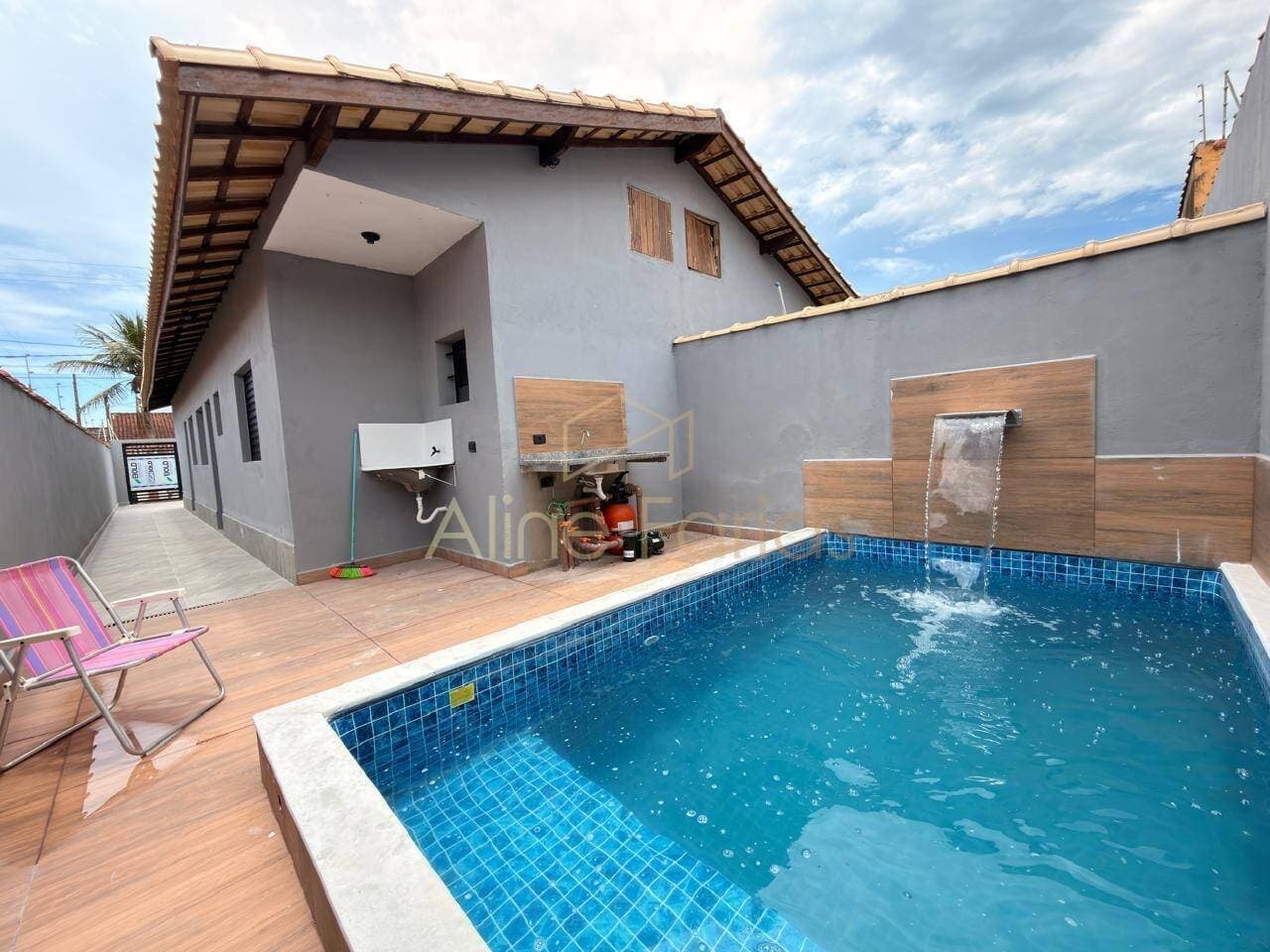 Casa nova com piscina e ambientes modernos à venda em Peruíbe