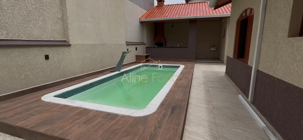 Casa pé na areia com 3 suítes, piscina e área gourmet à venda em Peruíbe