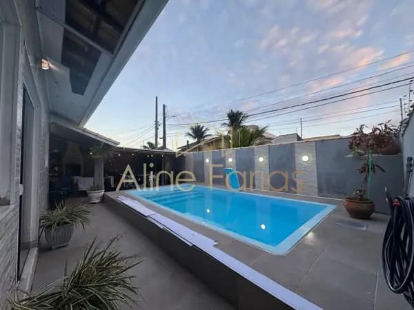 Casa com piscina e espaço gourmet a 200m do mar à venda em Peruíbe