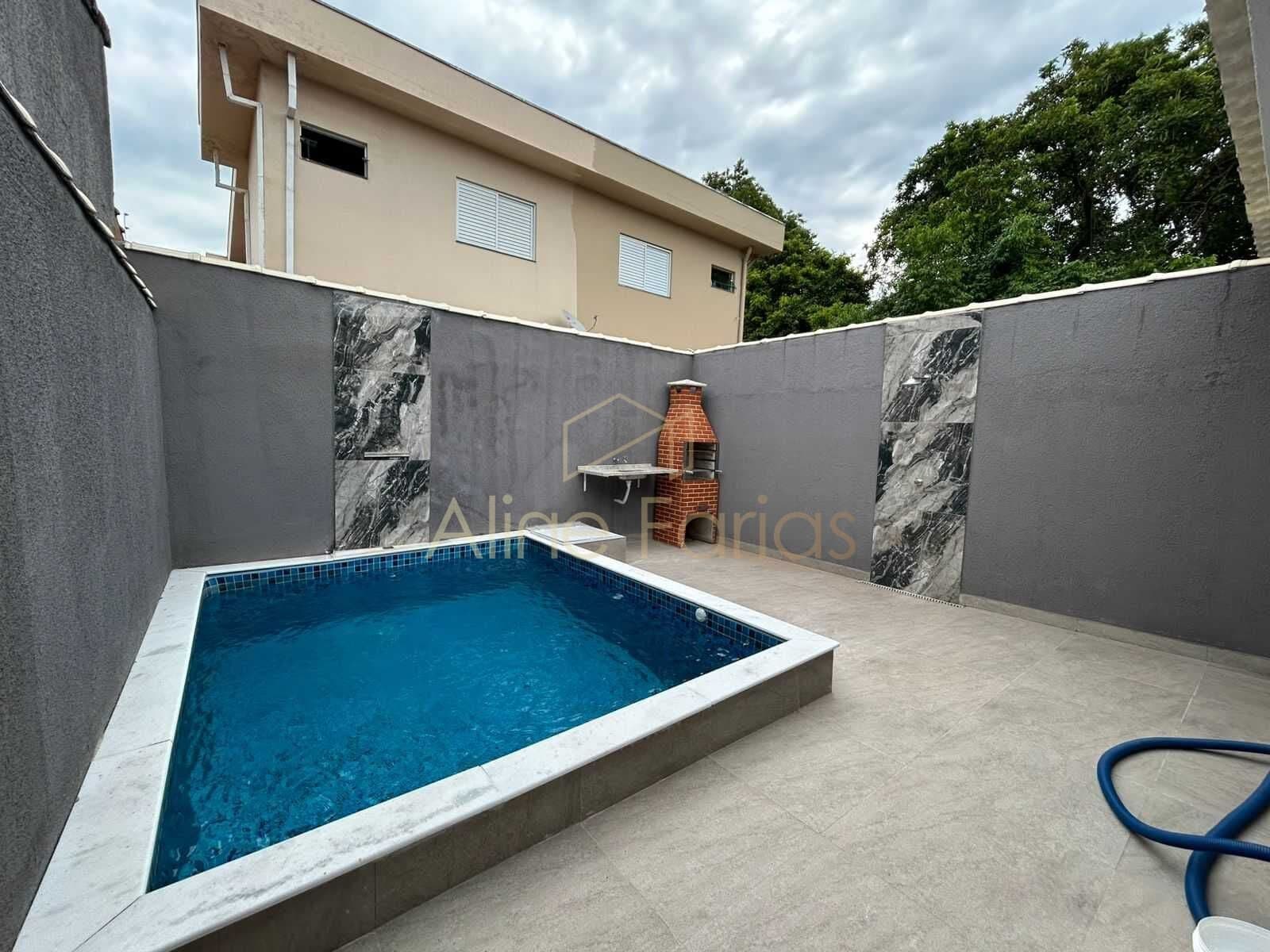 Casa nova com piscina e área gourmet em excelente localização à venda em Peruíbe