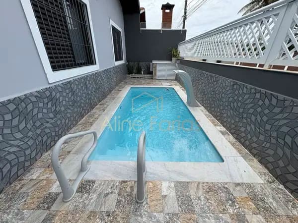 Casa com piscina, churrasqueira e 3 dormitórios à venda em Peruíbe