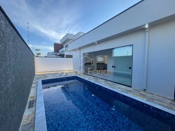 Casa térrea nova de alto padrão com 3 suítes e área de lazer completa à venda em Peruíbe