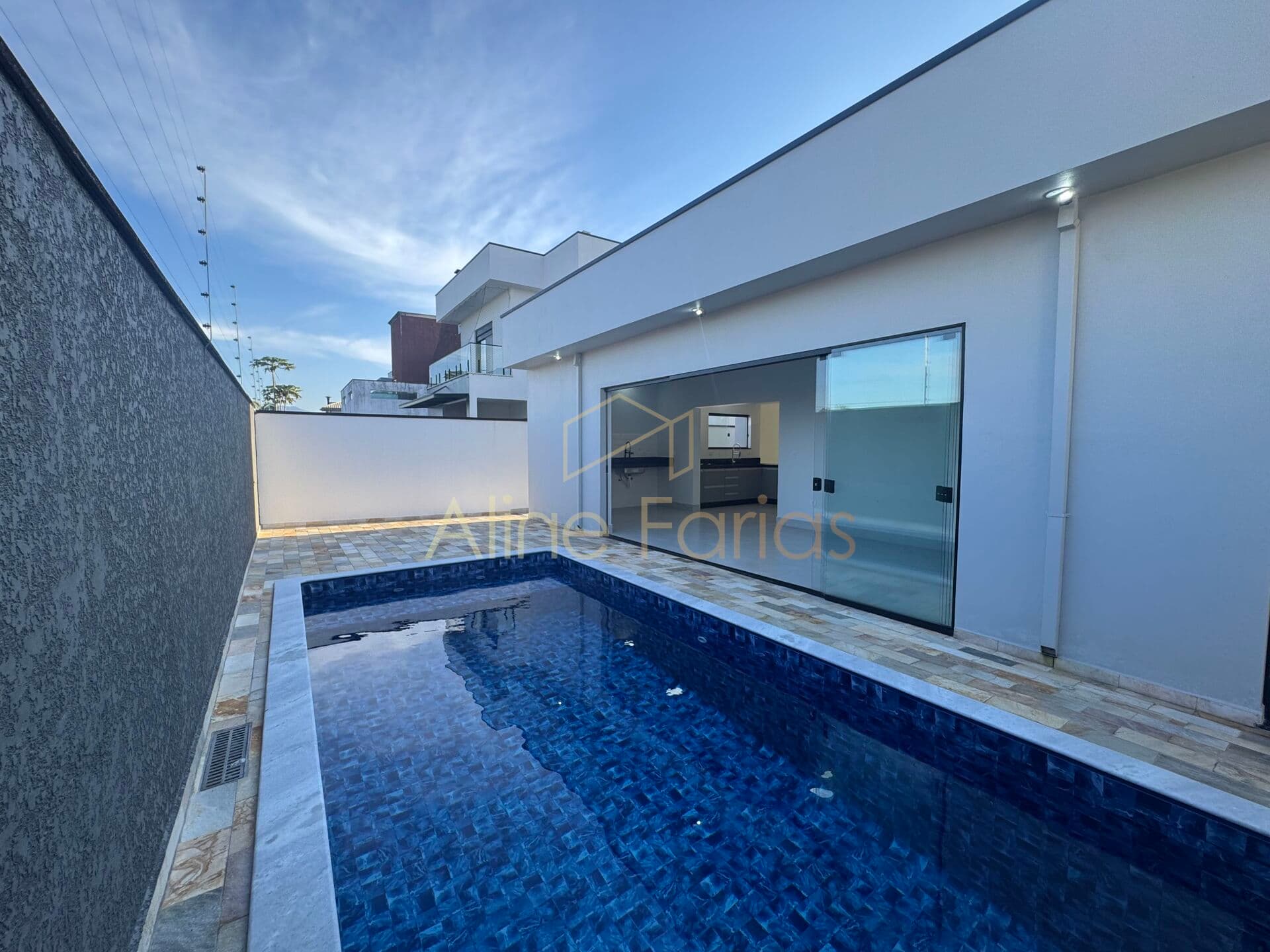 Casa térrea nova de alto padrão com 3 suítes e área de lazer completa à venda em Peruíbe