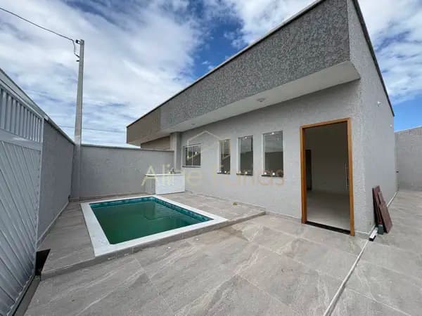 Casa nova de esquina com piscina, quintal espaçoso e excelente aproveitamento de terreno à venda em Peruíbe