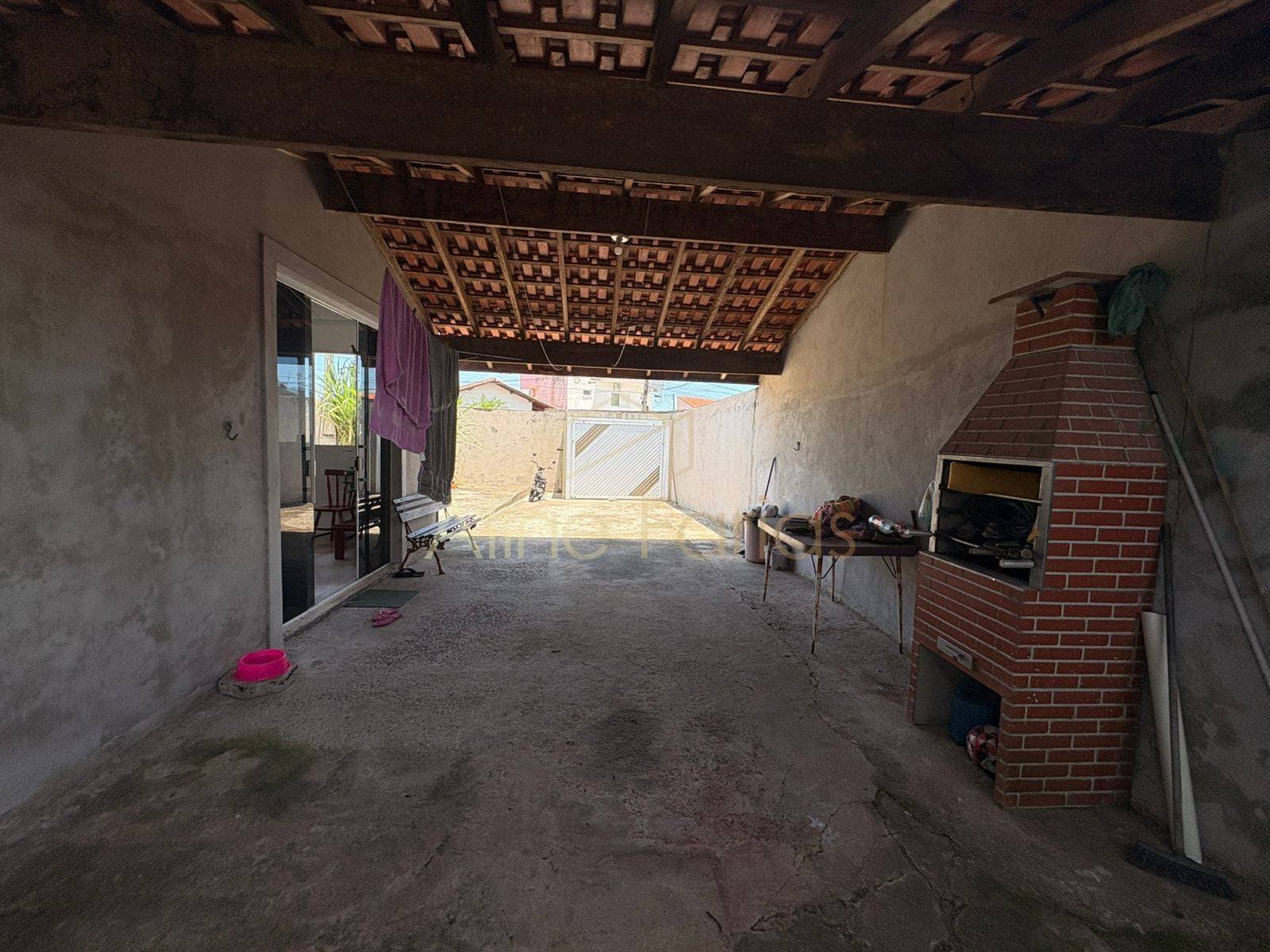 Casa de esquina com duas residências no mesmo terreno à venda em Peruíbe