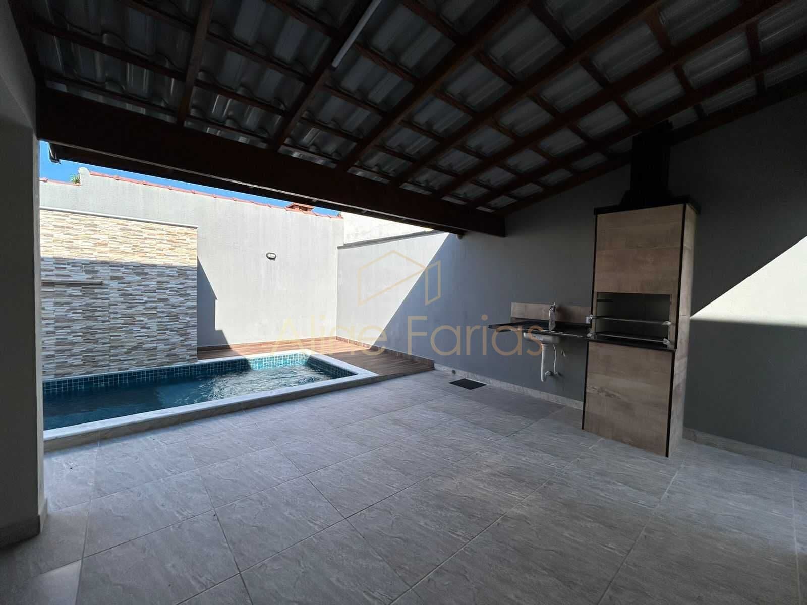 Casa sofisticada com piscina, sauna e acabamento em porcelanato à venda em Peruíbe