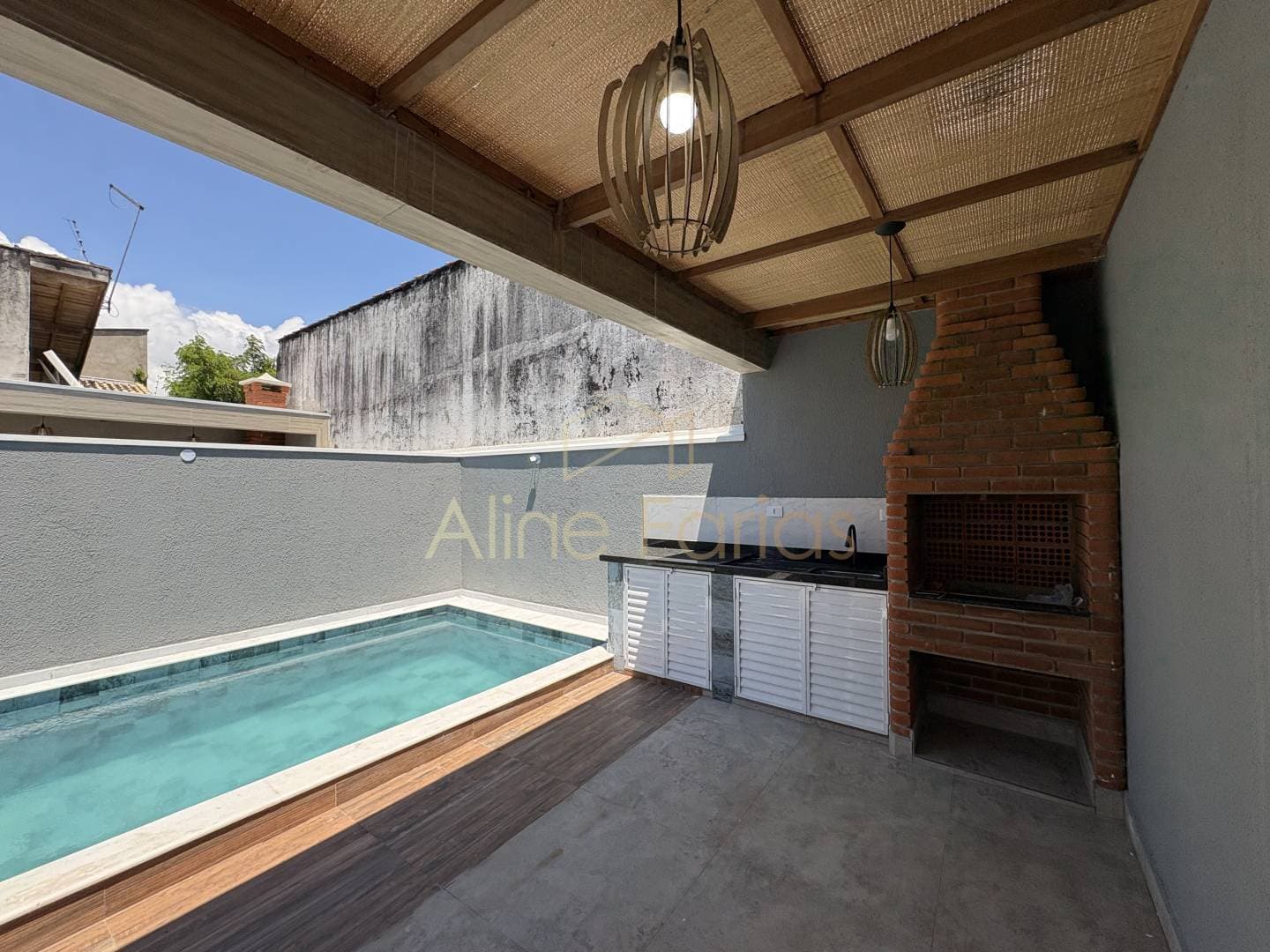 Casa moderna com pé-direito alto e lazer completo à venda em Peruíbe