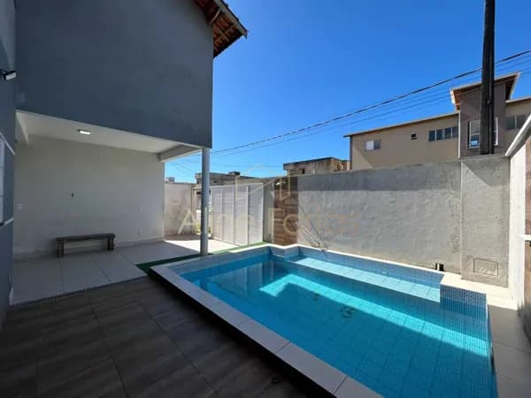 Sobrado com 3 dormitórios, piscina e garagem para 3 carros à venda em Peruíbe