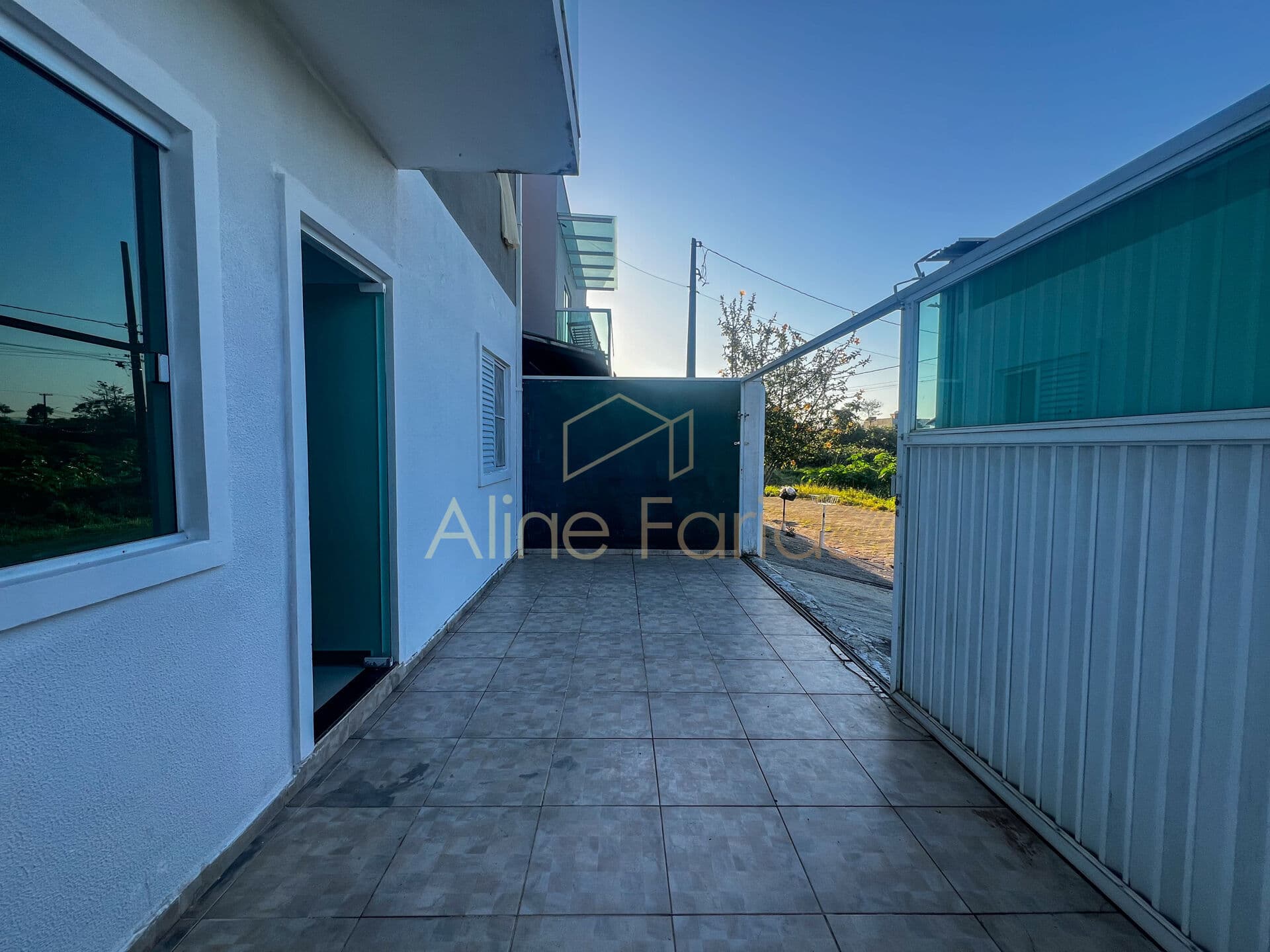 Casa com suíte, espaço gourmet e acabamento em porcelanato à venda em Peruíbe