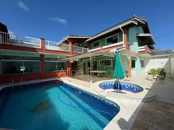 Sobrado de alto padrão com piscina aquecida, suíte máster e área gourmet completa à venda em Peruíbe