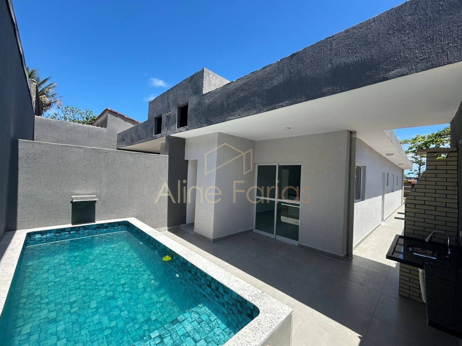 Casa moderna com piscina integrada ao espaço gourmet à venda em Peruíbe