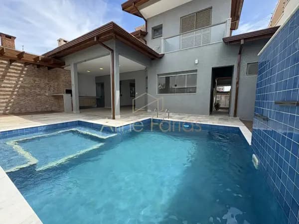 Sobrado com excelente padrão de acabamento e área de lazer completa à venda em Peruíbe