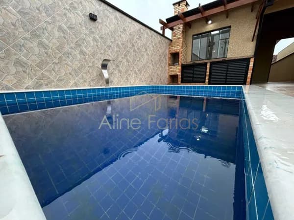 Casa completa com suíte, sala 2 ambientes e quintal gramado com potencial de ampliação à venda em Peruíbe