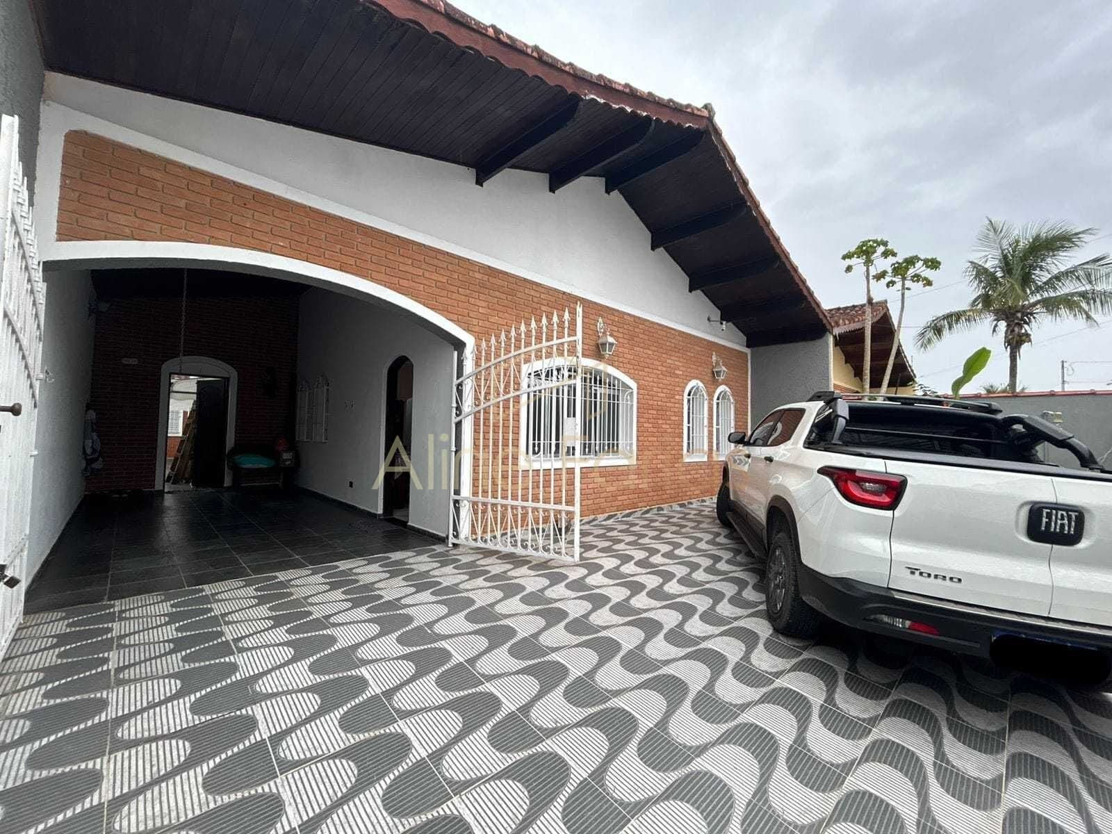 Casa ampla com cozinha gourmet, suíte de apoio e acabamento em mármore à venda em Peruíbe