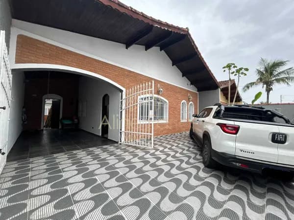 Casa ampla com cozinha gourmet, suíte de apoio e acabamento em mármore à venda em Peruíbe