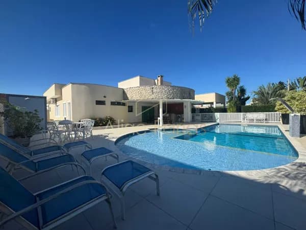 Casa térrea de alto padrão com pé-direito duplo, piscina e área gourmet á venda em Peruíbe