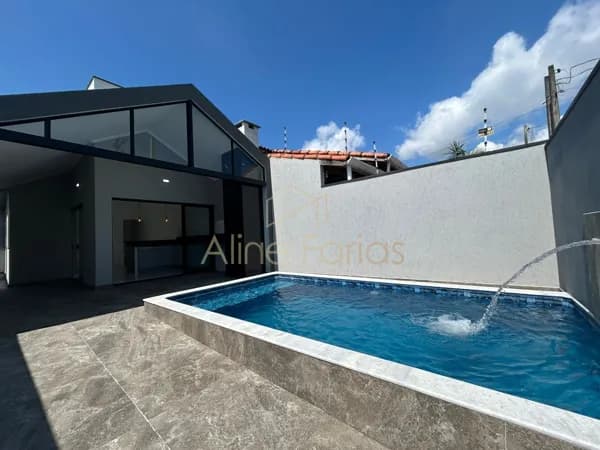 Casa completa com ótimo aproveitamento de terreno à venda em Peruíbe