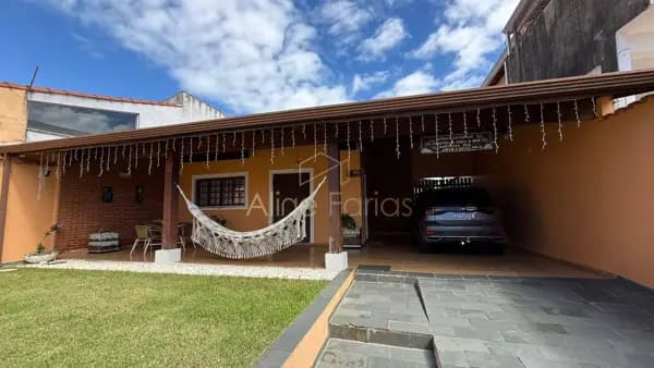 Casa ampla com edícula e terraço à venda em Peruíbe