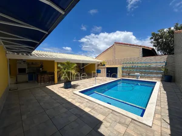 Casa com mezanino a poucos passos da praia à venda em Peruíbe