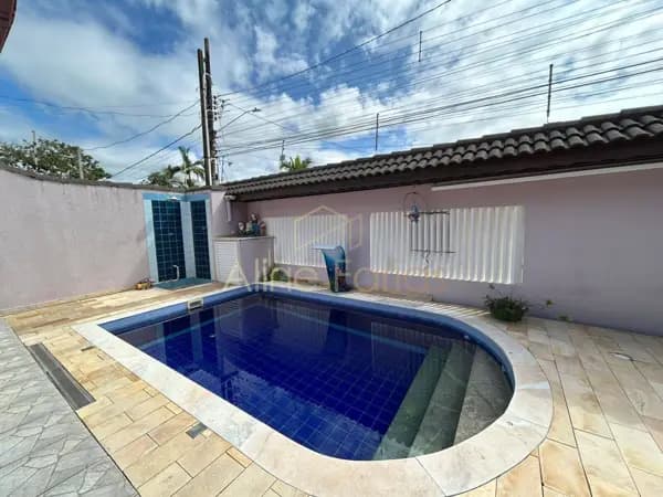 Casa com porteira fechada, edícula e sala de jogos à venda em Peruíbe