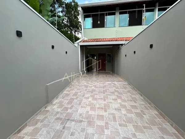 Casa nova com 3 dormitórios, quintal amplo e ótimo potencial à venda em Peruíbe