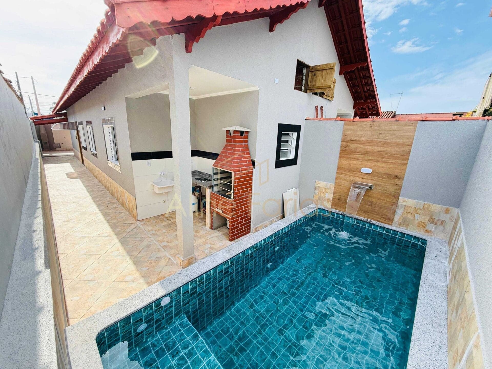 Casa aconchegante com piscina, churrasqueira e área de convivência reservada à venda em Mongaguá