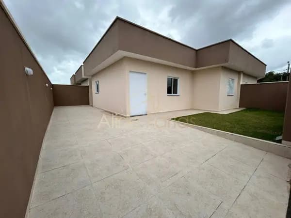 Casa nova com suíte e quintal amplo em bairro valorizado à venda em Peruíbe
