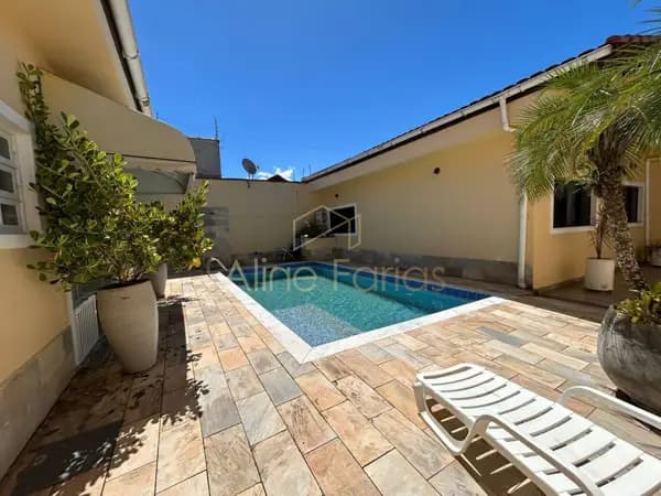 Casa com energia solar e piscina aquecida à venda em Peruíbe