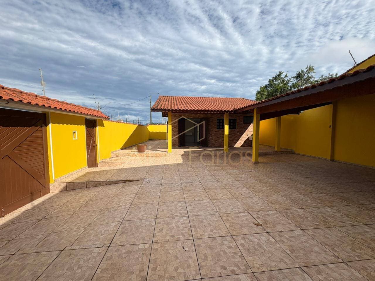 Oportunidade! Casa em lote inteiro com amplo quintal e excelente potencial de ampliação à venda em Peruíbe
