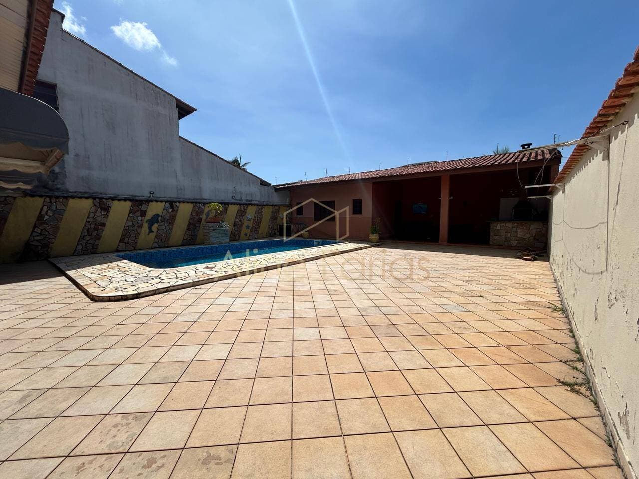 Sobrado de esquina com mezanino, piscina e edícula à venda em Peruíbe