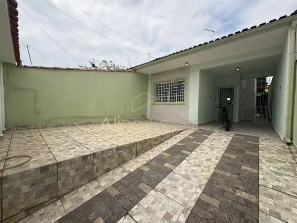 Oportunidade de moradia ou investimento: casa com churrasqueira e excelente espaço externo à venda em Peruíbe
